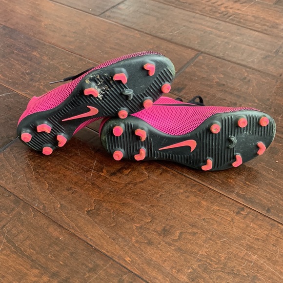 EUC Unisex Pink Nike Soccer Cleats Kids Size 4 - Picture 6 of 7